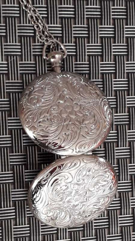 Locket Pendant and Chain (+free shipping)